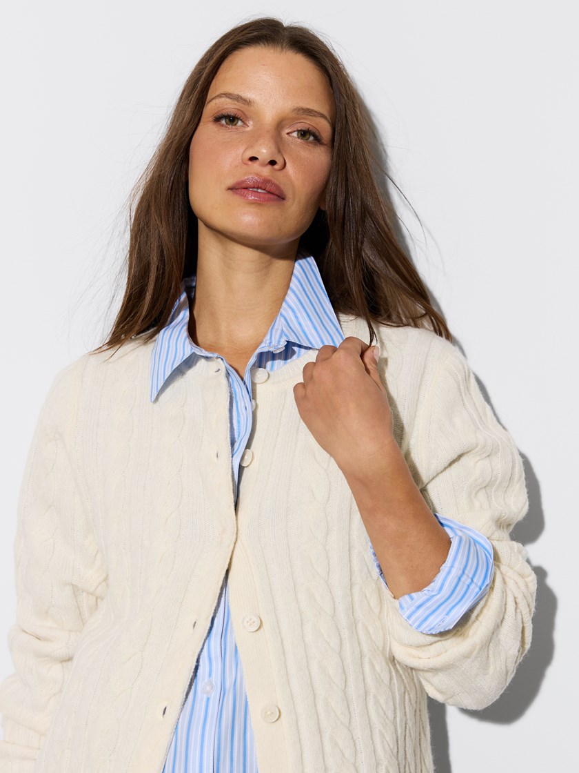 7516759 O79 7516759_O79-JEANPAUL-W26-Modell-Front_7602_Abby cardigan O79.jpg_Front