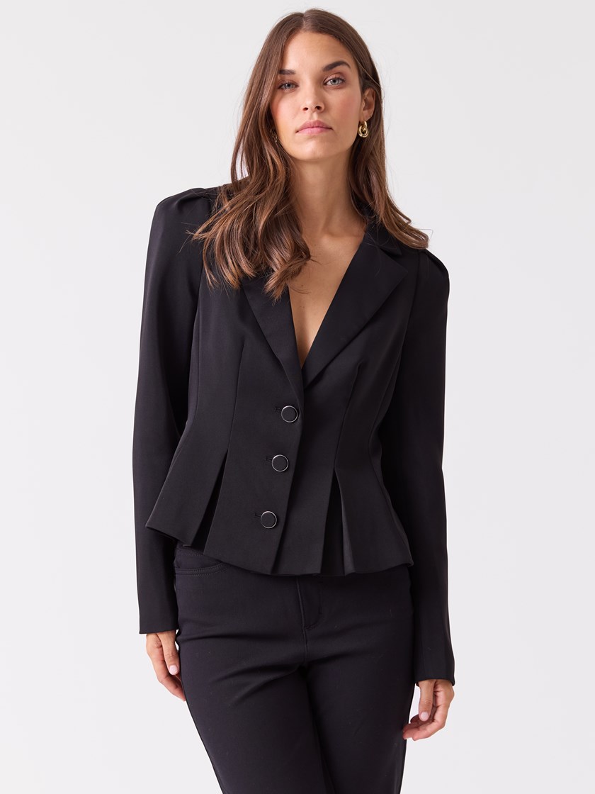7516905 ID2 7516905_ID2-BLU-A26-Modell-Front_chn=vic_8441_Callista blazer ID2.jpg_Front