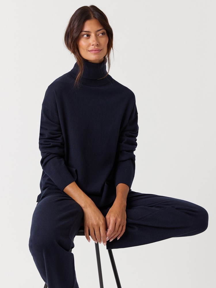 Helle høyhalset genser 7516949_EM6-MELL-W26-Modell-Front_chn=vic_8895_Helle høyhalset genser EM6.jpg_Front