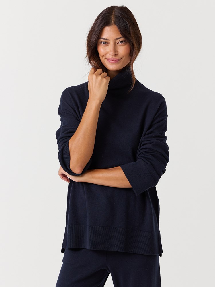 Helle høyhalset genser 7516949_EM6-MELL-W26-Modell-Front_chn=vic_937_Helle høyhalset genser EM6.jpg_Front