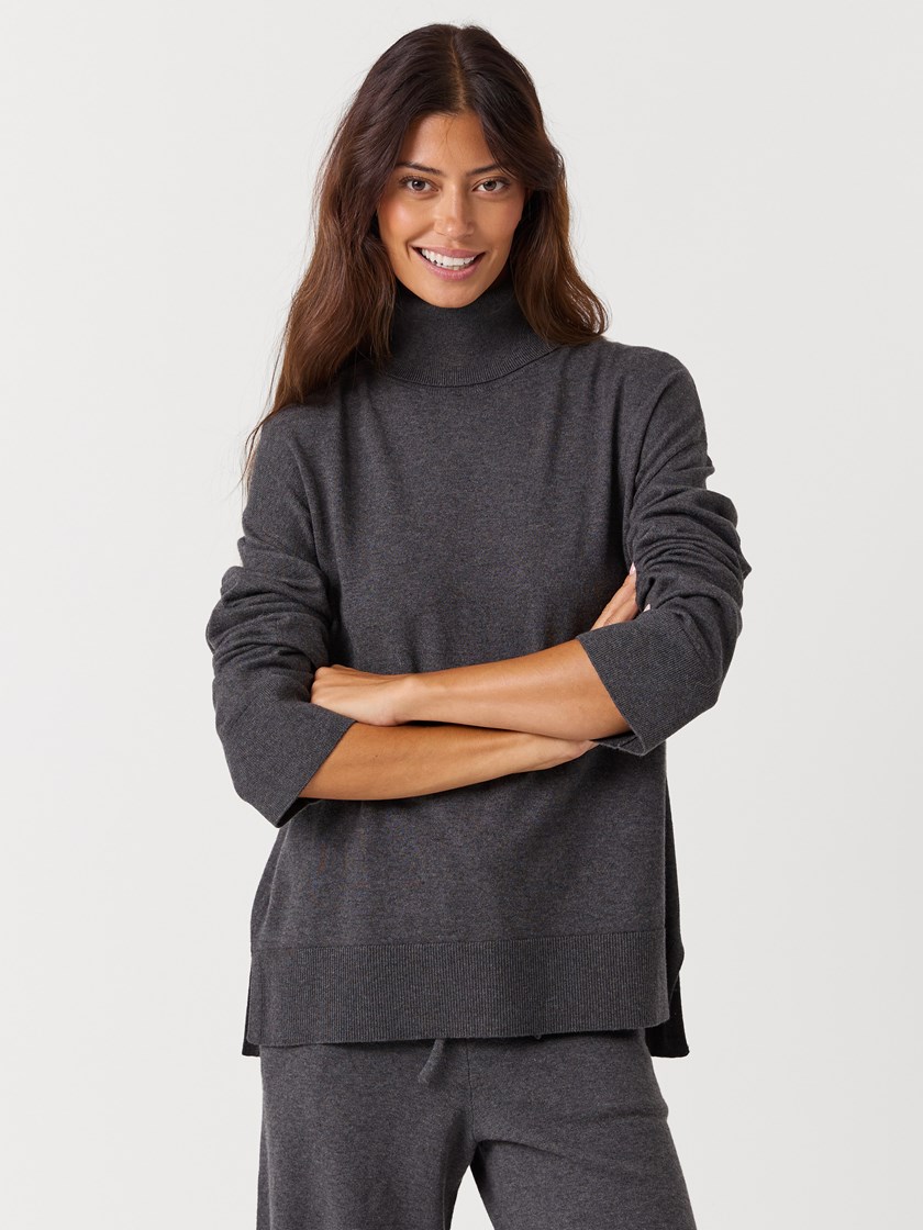 7516949 I7C 7516949_I7C-MELL-W26-Modell-Front_chn=vic_8033_Helle høyhalset genser I7C.jpg_Front