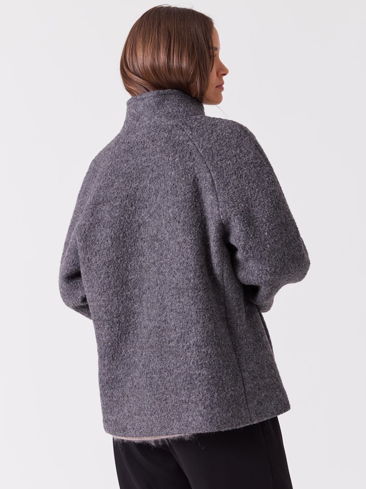 Leah boucle jakke 7516956_IGD-BLU-A26-Modell-Front_chn=vic_3878.jpg_Front