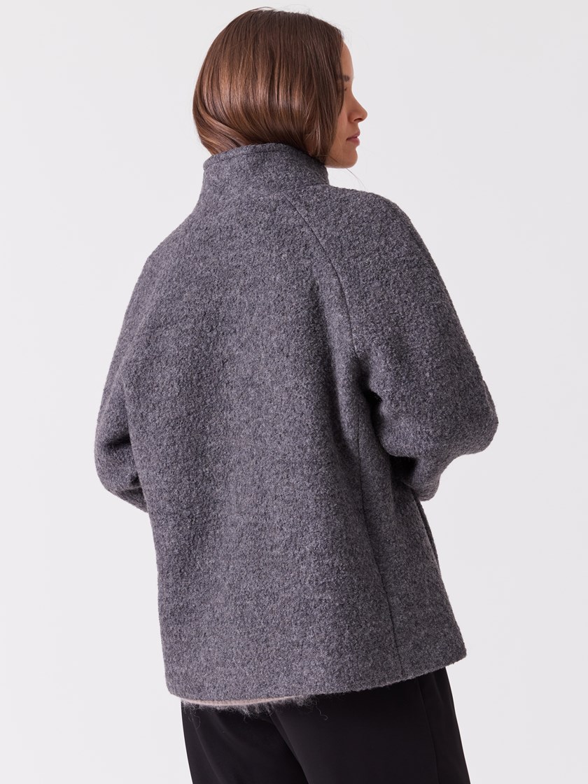 7516956 IGD 7516956_IGD-BLU-A26-Modell-Front_chn=vic_3878_Leah boucle jakke IGD.jpg_Front