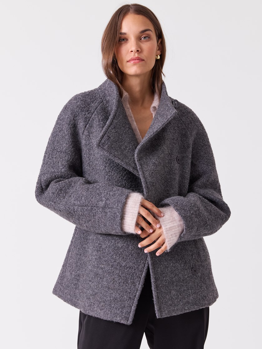7516956 IGD 7516956_IGD-BLU-A26-Modell-Front_chn=vic_9833_Leah boucle jakke IGD.jpg_Front