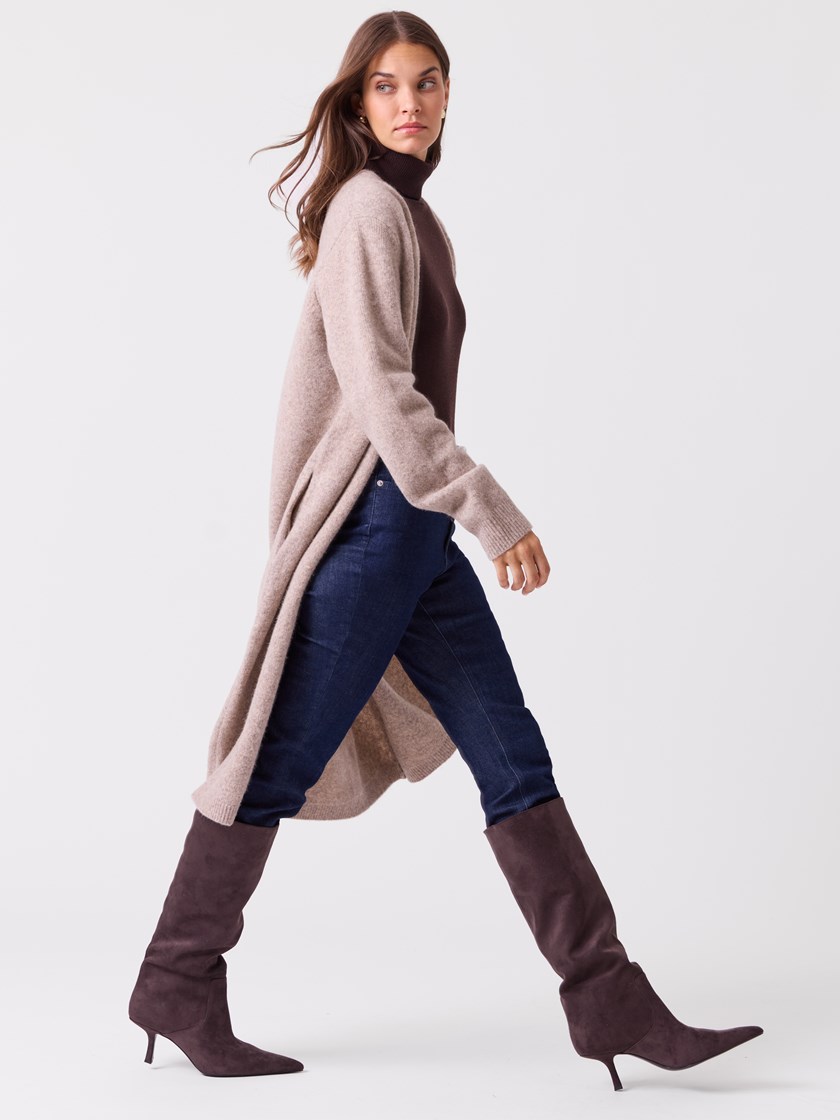 7516984 AO9 7516984_AO9-BLU-A26-Modell-Front_chn=vic_666_Molly cardigan AO9.jpg_Front