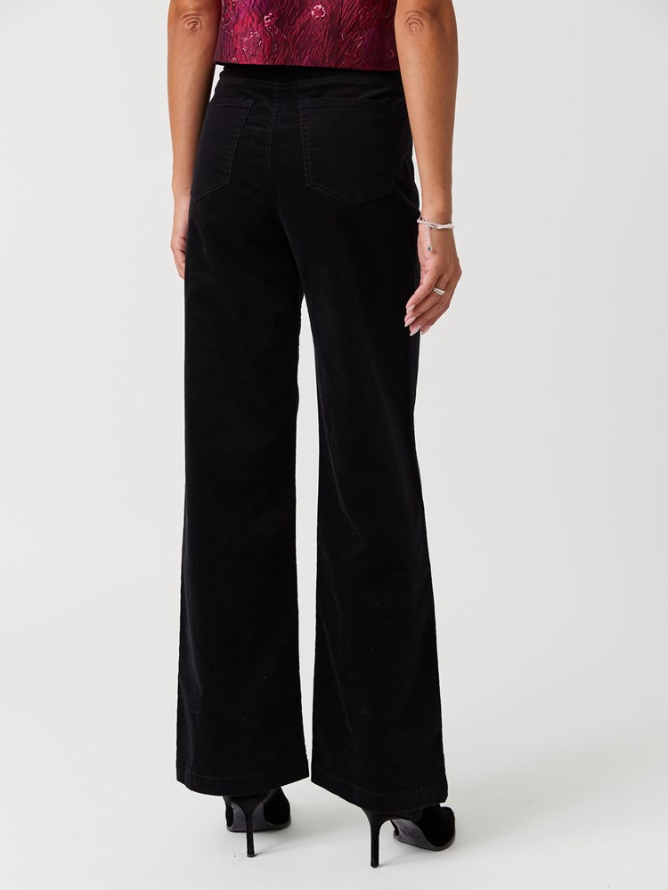 Wilma velvet bukse 7517009_ID2-MELL-W26-Modell-Front_chn=vic_3705_Wilma velvet bukse ID2.jpg_Front||Front