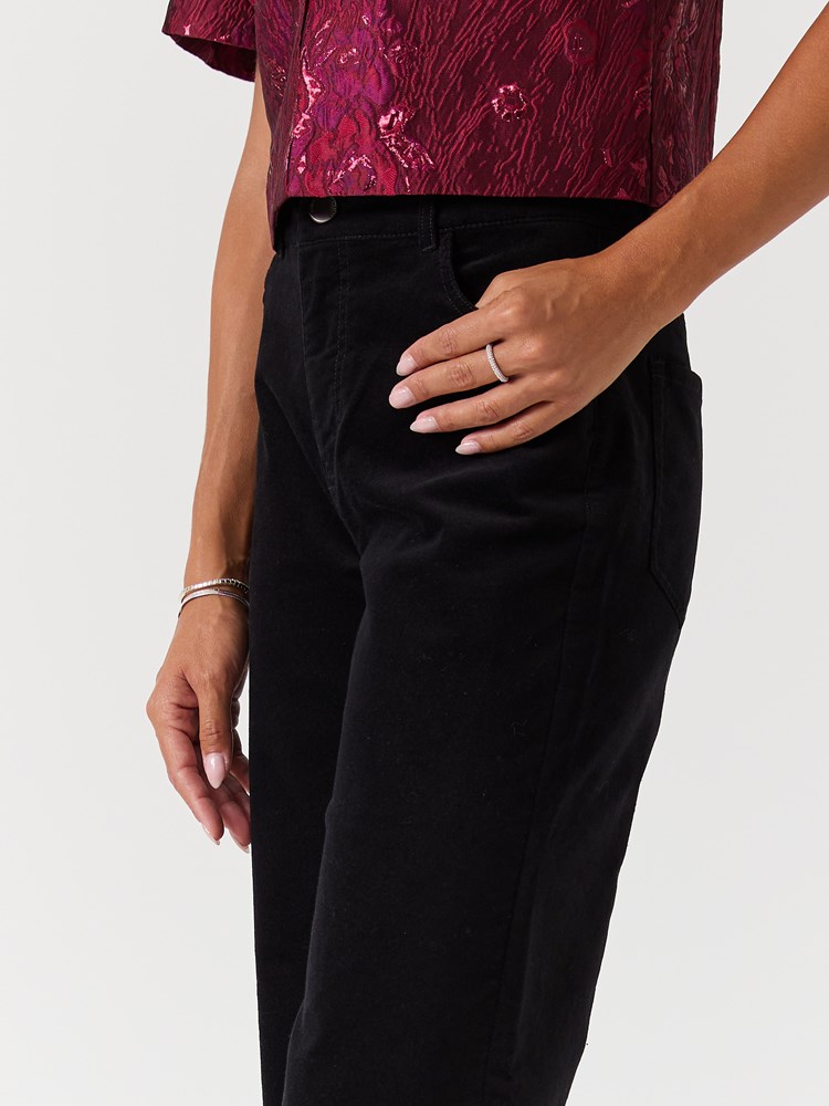 Wilma velvet bukse 7517009_ID2-MELL-W26-Modell-Front_chn=vic_7466_Wilma velvet bukse ID2.jpg_Front||Front