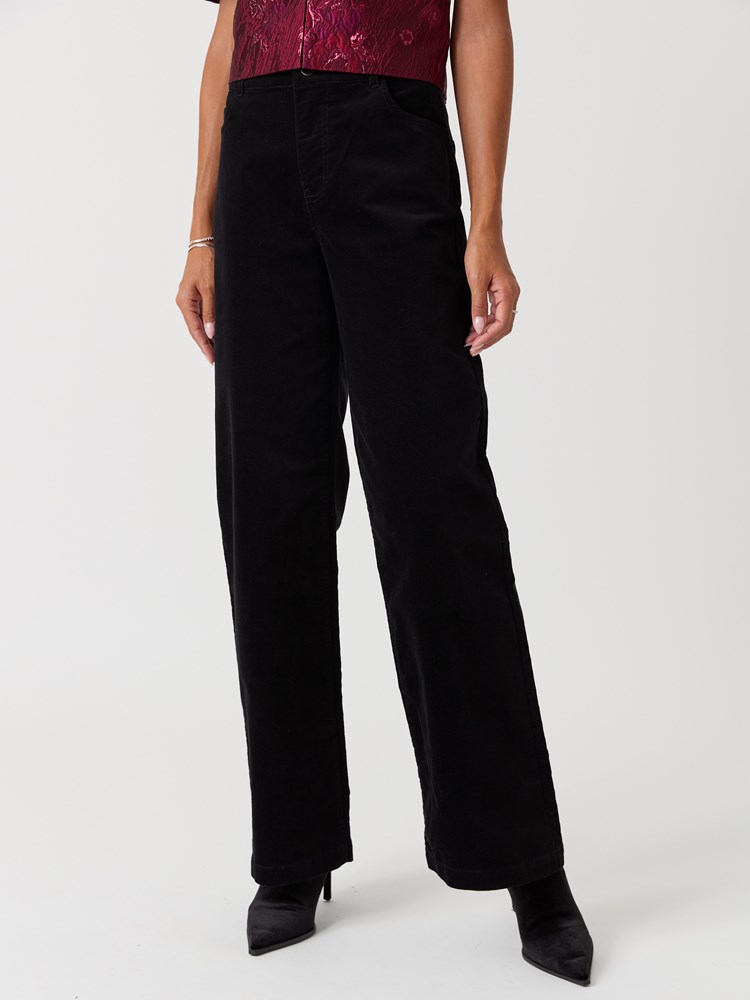 Wilma velvet bukse 7517009_ID2-MELL-W26-Modell-Front_chn=vic_8791_Wilma velvet bukse ID2.jpg_Front||Front
