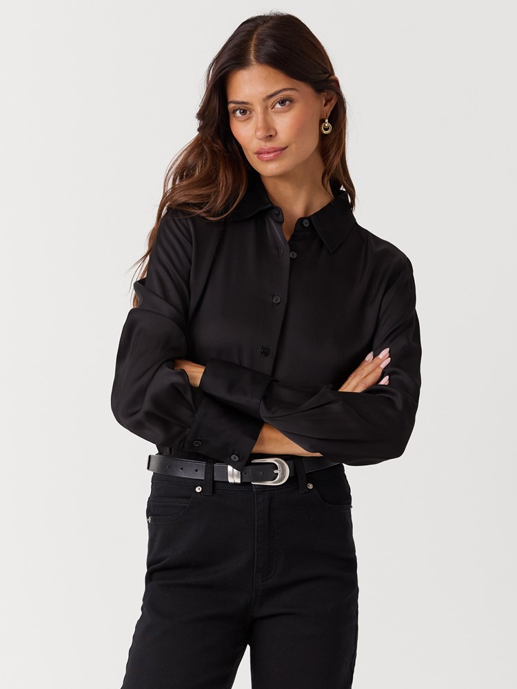 Gina skjorte 7517024_ID2-BLU-W26-Modell-Front_chn=vic_6454_Gina skjorte ID2.jpg_Front