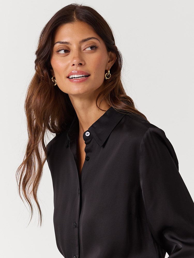 Gina skjorte 7517024_ID2-BLU-W26-Modell-Front_chn=vic_99_Gina skjorte ID2.jpg_Front
