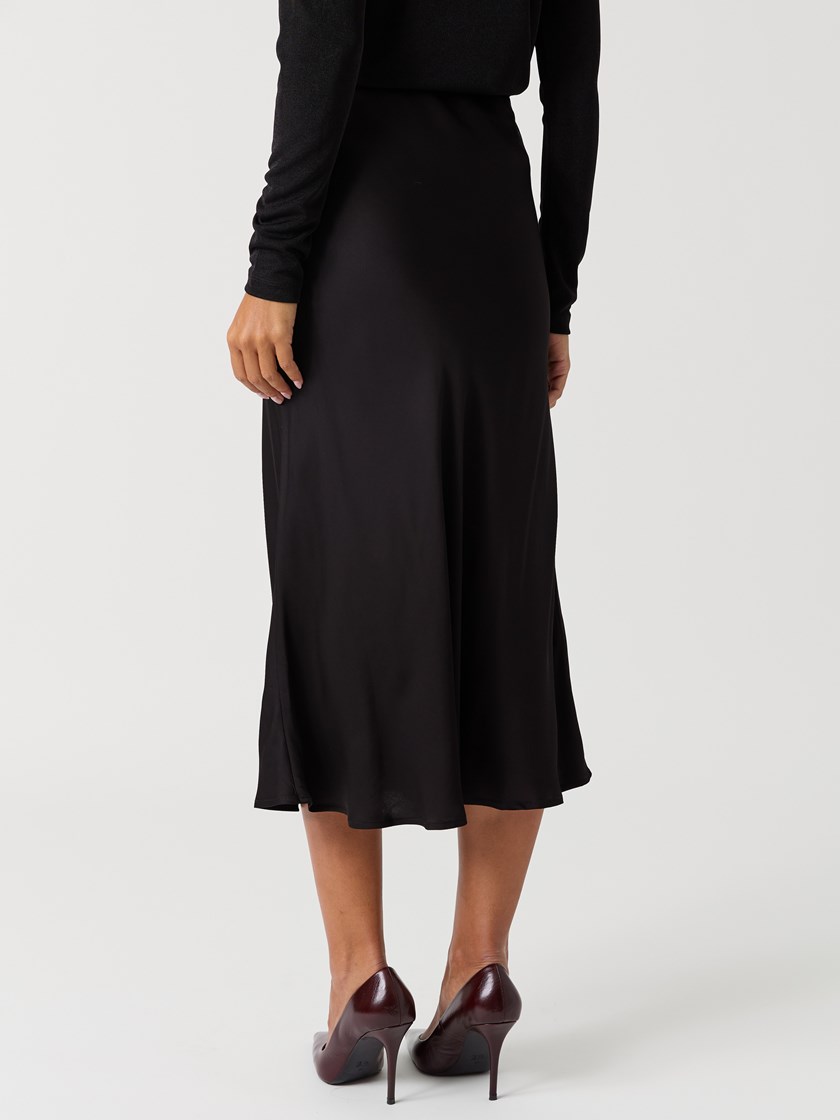 7517025 ID2 7517025_ID2-BLU-W26-Modell-Front_chn=vic_3288_Gina skjørt ID2.jpg_Front