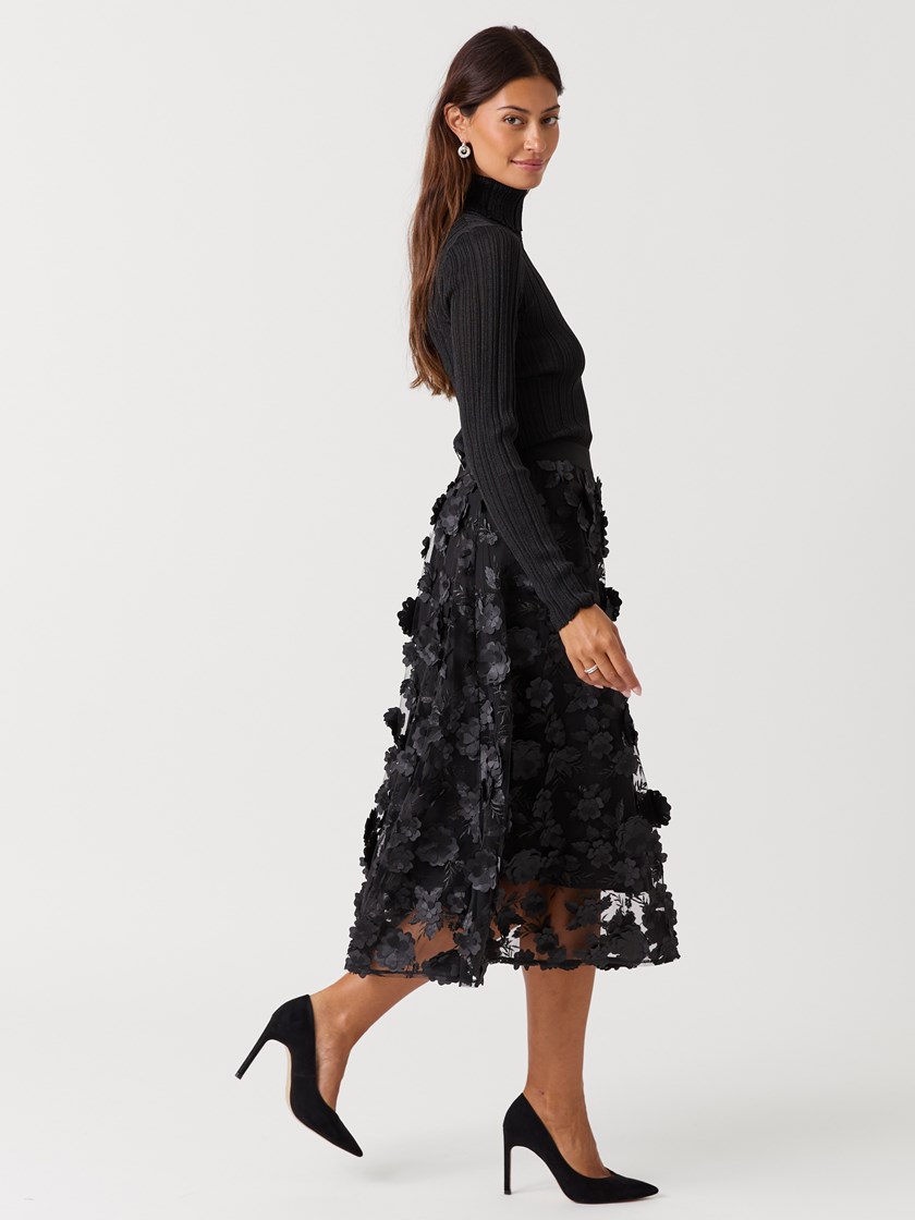 7517058 ID2 7517058_ID2-MELL-W26-Modell-Front_chn=vic_7197_Nadine skjørt ID2.jpg_Front||Front