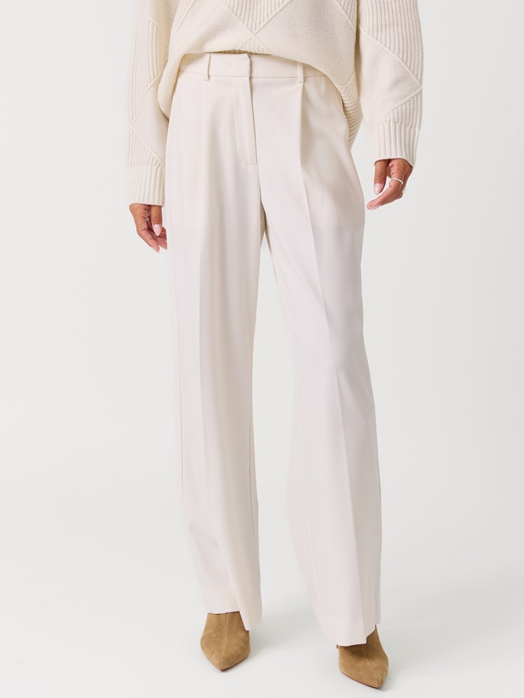Nadja dressbukse 7517059_O72-MELL-W26-Modell-Front_chn=vic_239_Nadja dressbukse O72.jpg_Front
