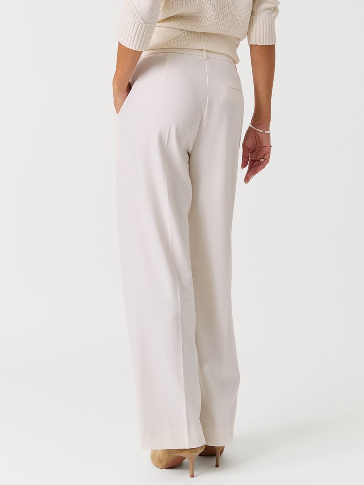 Nadja dressbukse 7517059_O72-MELL-W26-Modell-Front_chn=vic_6435_Nadja dressbukse O72.jpg_Front