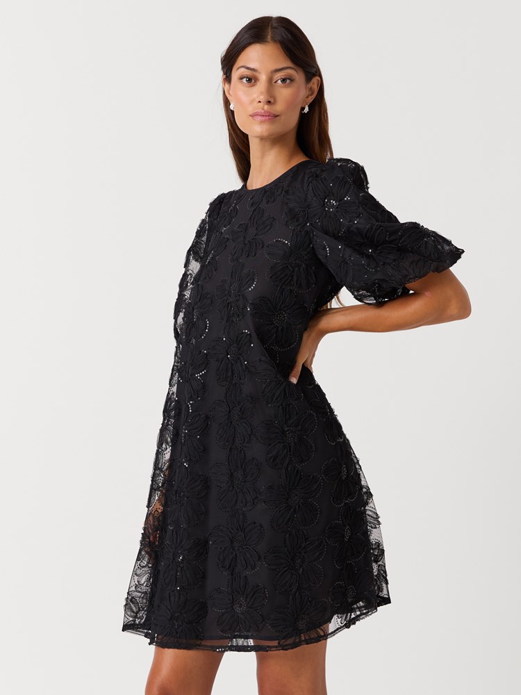 Rosie kjole 7517117_ID2-MELL-W26-Modell-Front_chn=vic_7350.jpg_Front||Front