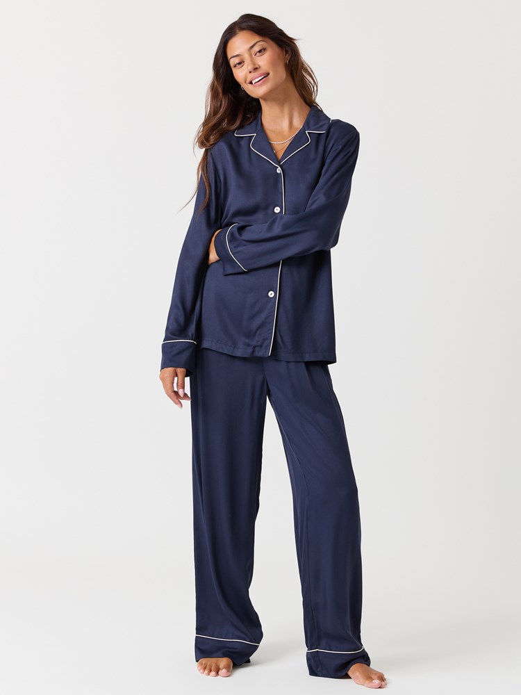 Carmen pysjsett 7517160_EM6-MELL-W26-Modell-Front_chn=vic_7575_Carmen pysjsett EM6.jpg_Front