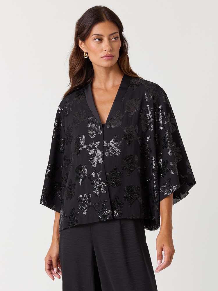 Gabi jakke 7517177_ID2-BLU-W26-Modell-Front_chn=vic_1647_Gabi jakke ID2.jpg_Front||Front