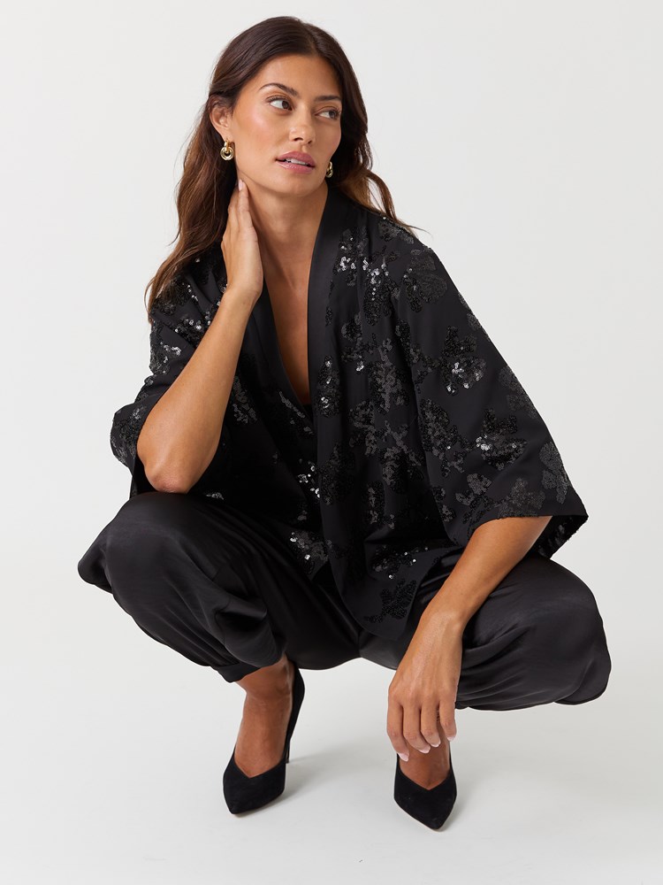 Gabi jakke 7517177_ID2-BLU-W26-Modell-Front_chn=vic_283_Gabi jakke ID2.jpg_Front||Front