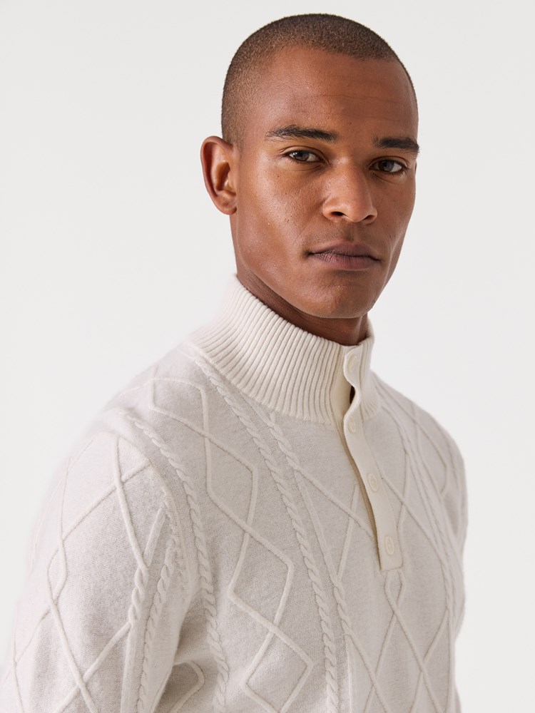 Braid genser med knapper 7517183_OAD-VESB-W26-Modell-Front_chn=vic_7250_Braid genser med knapper OAD.jpg_Front