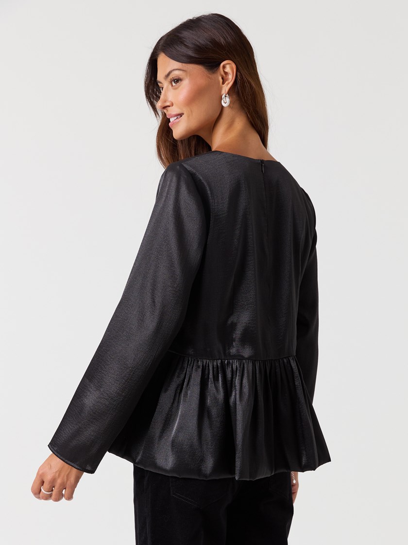 7517184 ID2 7517184_ID2-MELL-W26-Modell-Front_chn=vic_8176_Rina topp ID2.jpg_Front