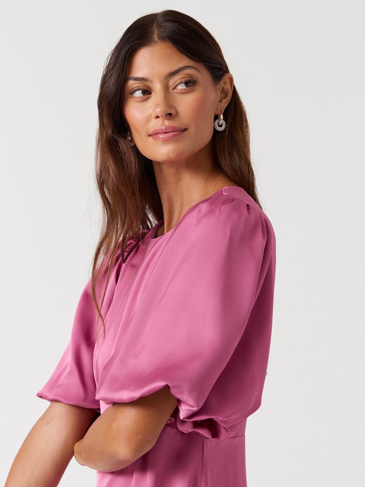 Gabriela kjole 7517204_MRK-MELL-W26-Modell-Front_chn=vic_9965_Gabriela kjole MRK.jpg_Front