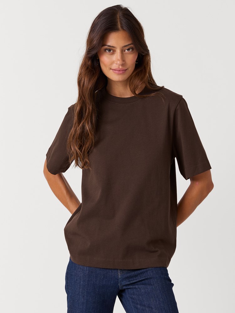 Annie t-skjorte 7517467_AM4-BLU-S27-Modell-Front_chn=vic_214_Annie t-skjorte AM4.jpg_Front