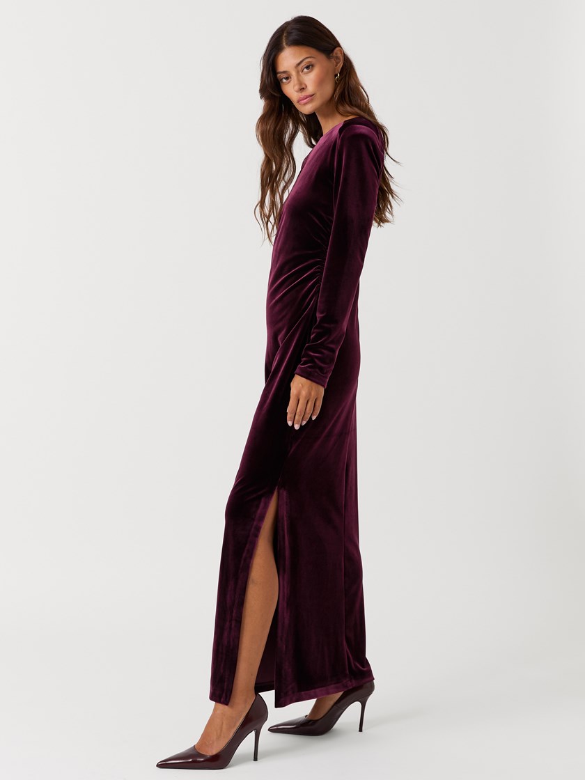 7517554 MWN 7517554_MWN-BLU-W26-Modell-Front_chn=vic_7334_Ruby kjole MWN 7517554.jpg_Front