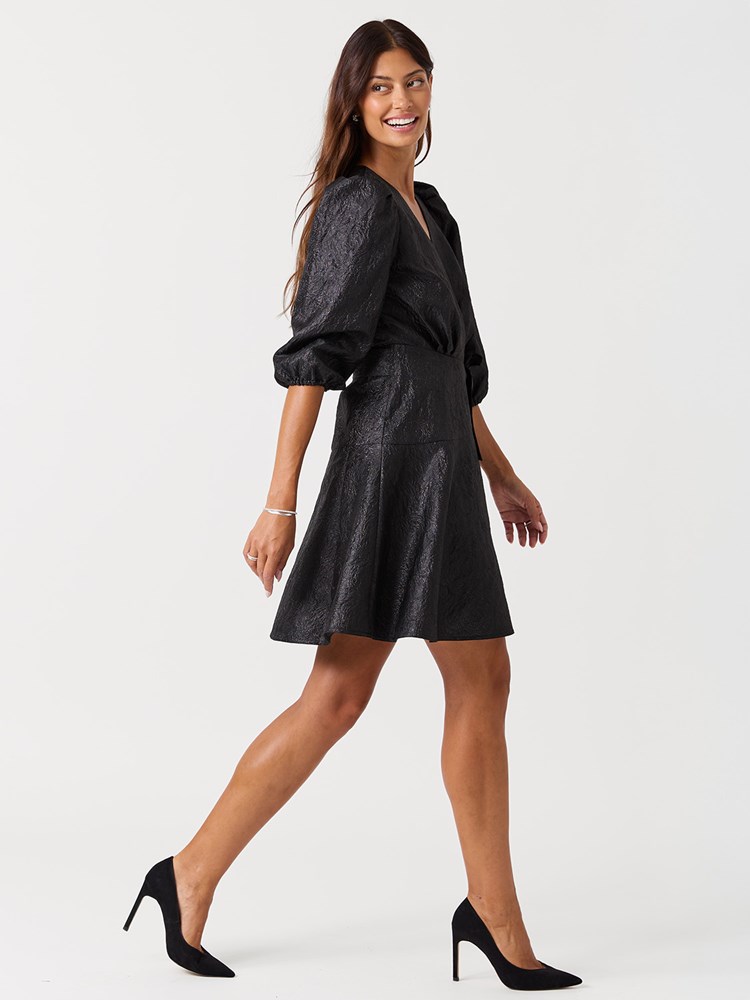 Betty kjole 7517677_ID2-MELL-W26-Modell-Front_chn=vic_1063_Betty kjole ID2.jpg_Front
