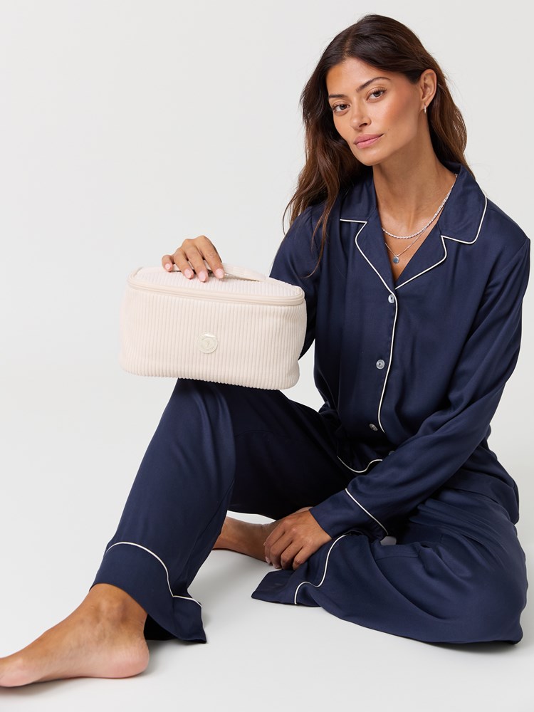 Iris toalettmappe 7517726_O72-MELL-W26-Modell-Front_chn=vic_3133.jpg_Front
