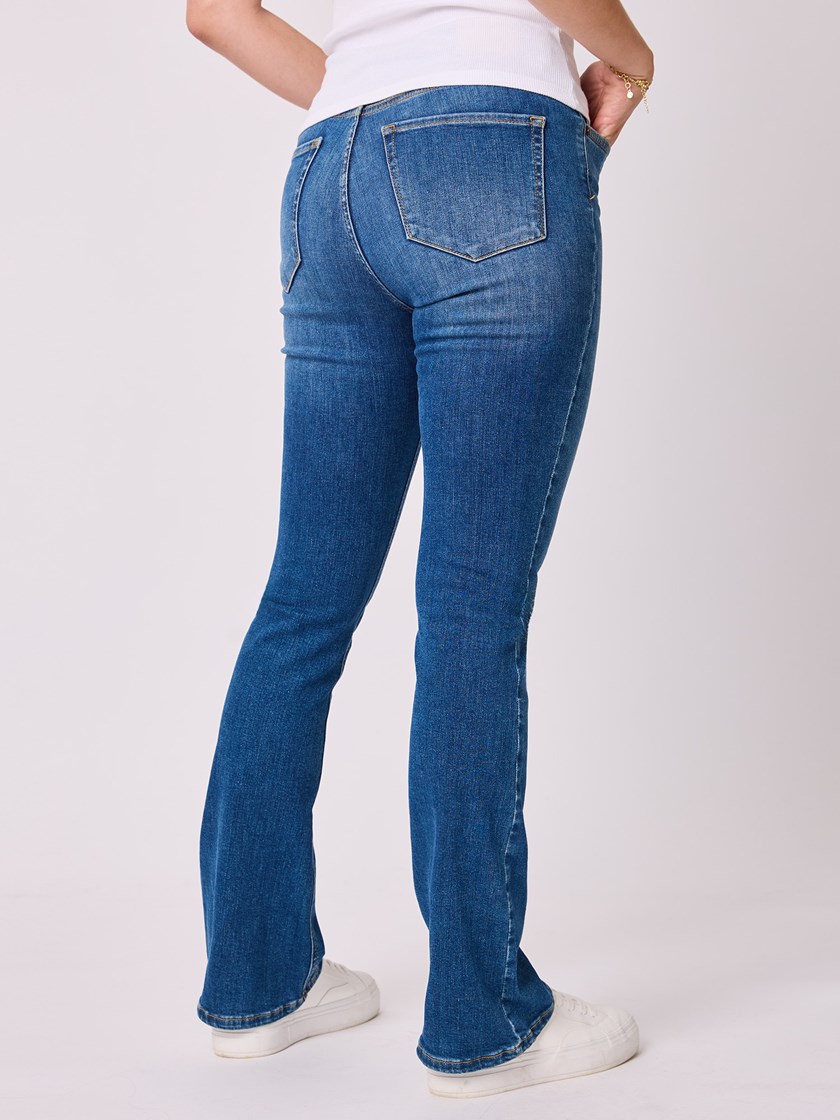 7510089 DAA agave t-skjorte hvit 21_DAA_Foxglove flare jeans DAA.jpg_