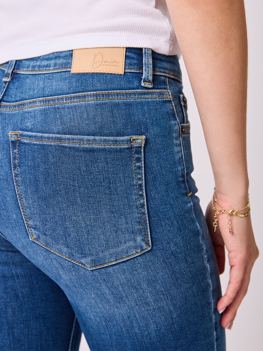 7510089 DAA agave t-skjorte hvit 26_DAA_Foxglove flare jeans DAA.jpg_