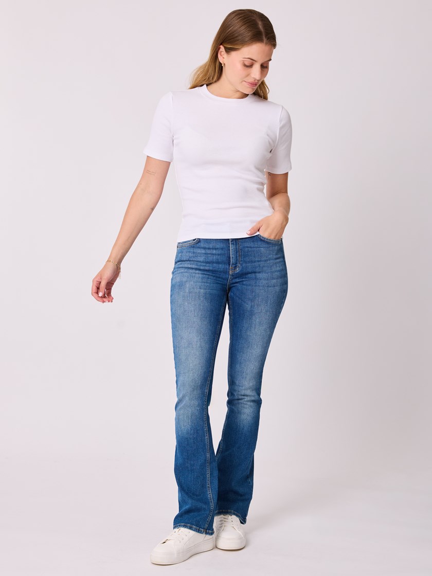 7510089 DAA agave t-skjorte hvit 6_DAA_Foxglove flare jeans DAA.jpg_