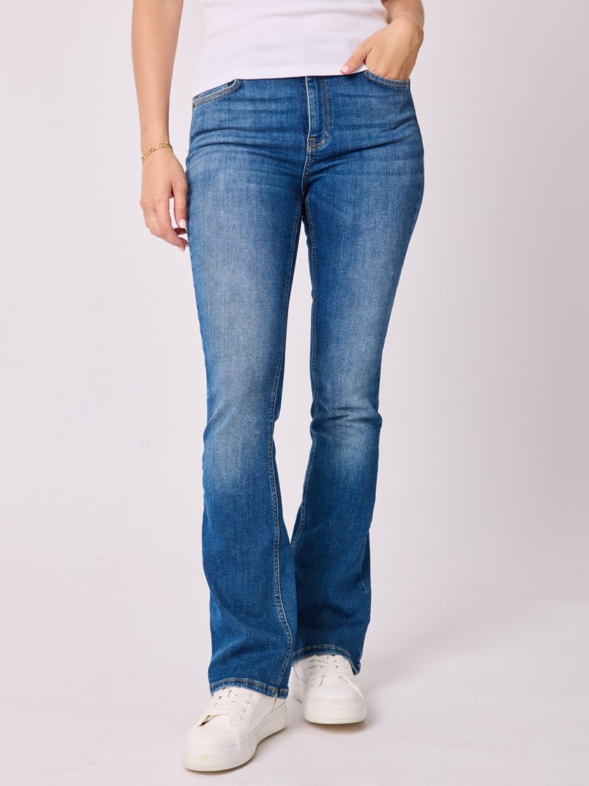 7510089 DAA agave t-skjorte hvit 8_DAA_Foxglove flare jeans DAA.jpg_